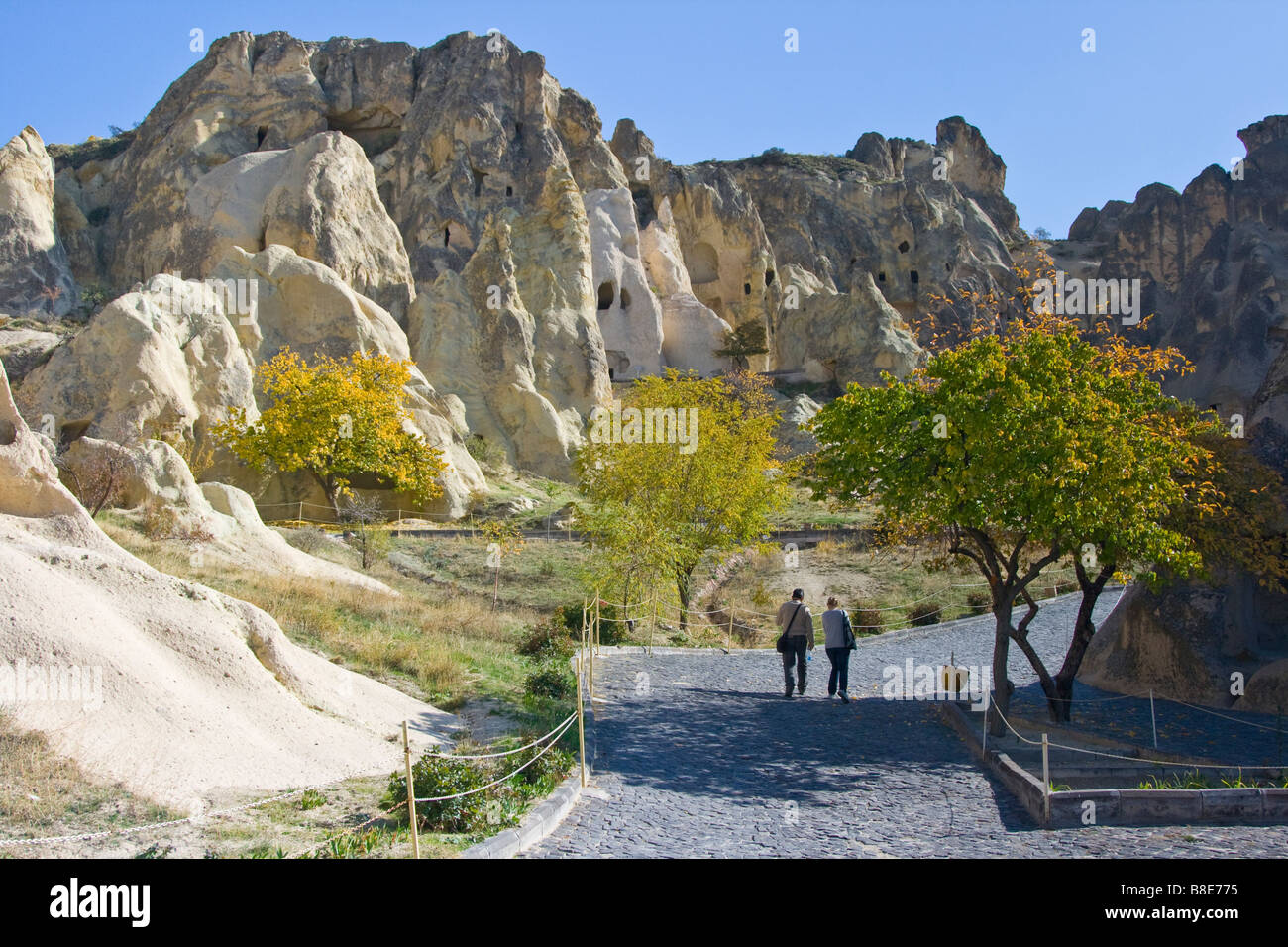 I turisti al museo a cielo aperto in Cappadocia Turchia Foto Stock
