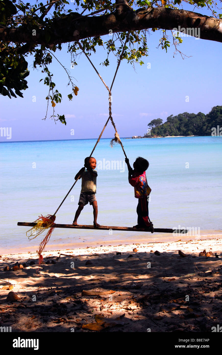 Moken kid divertitevi giocando scherzi swing da spiaggia,Koh Surin,Phangnga,nel sud della Thailandia. Foto Stock
