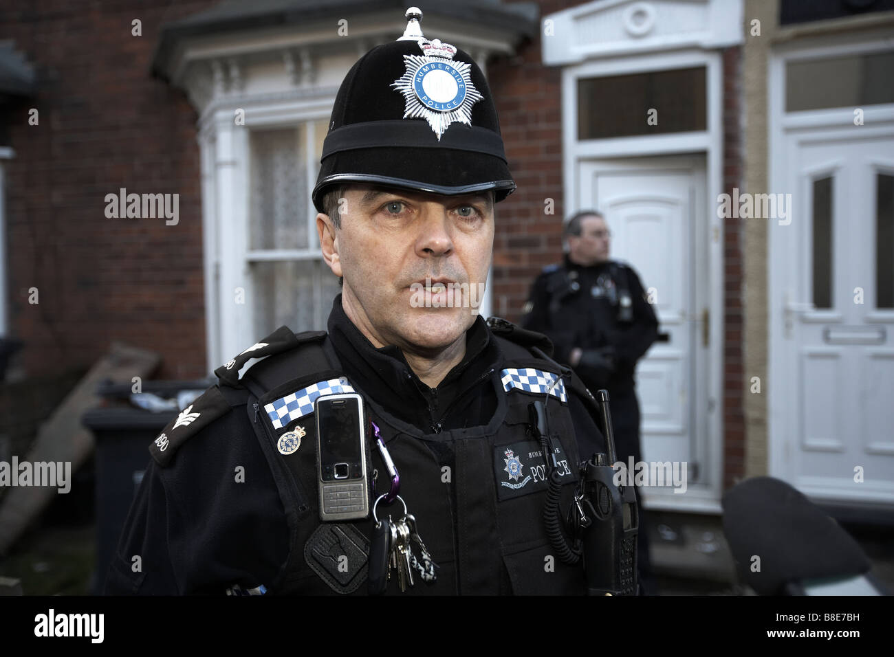Il sergente di polizia stato intervistato dopo la droga raid in Hull, East Yorkshire, Regno Unito Foto Stock