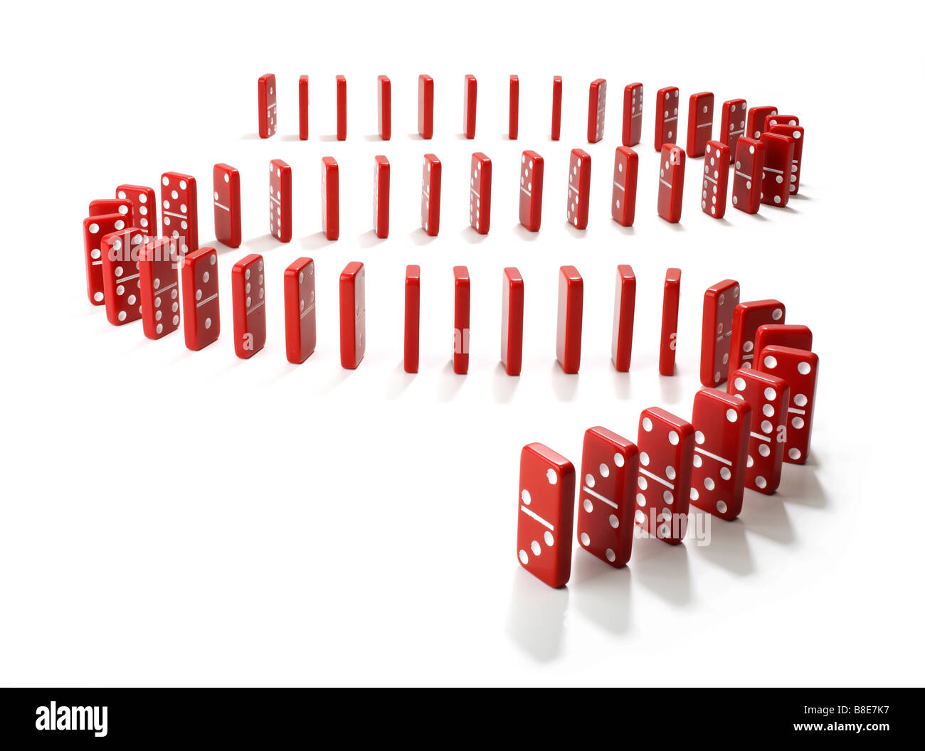 Studio shot di una fila di rosso del Domino allineate Foto Stock