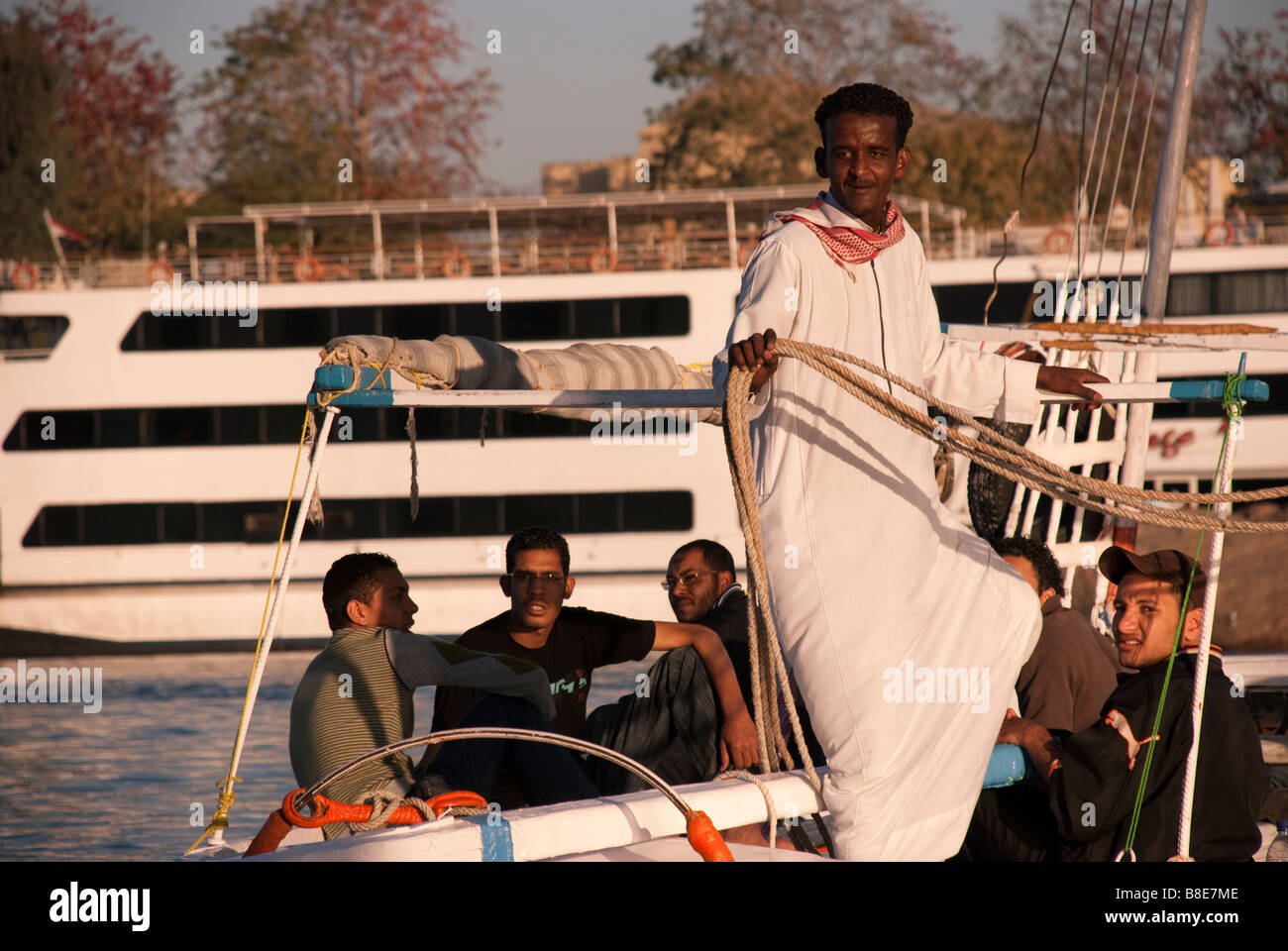 Marinaio Nubiano in feluca sul fiume Nilo in Aswan, Egitto Foto Stock