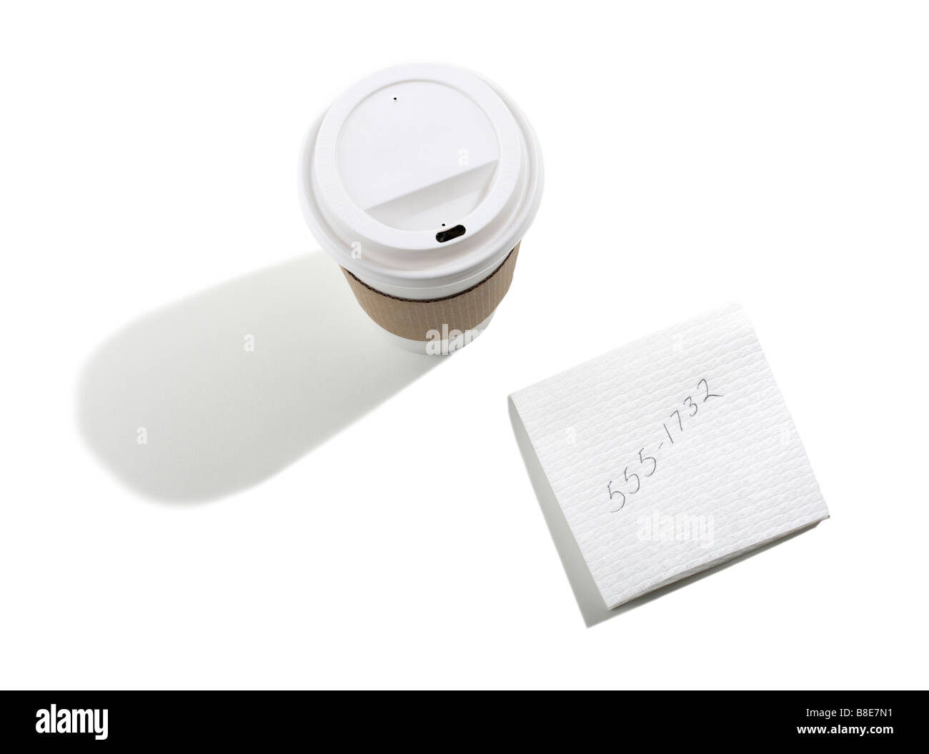 Estrarre la tazza di caffè e il numero di telefono sul tovagliolo Foto Stock