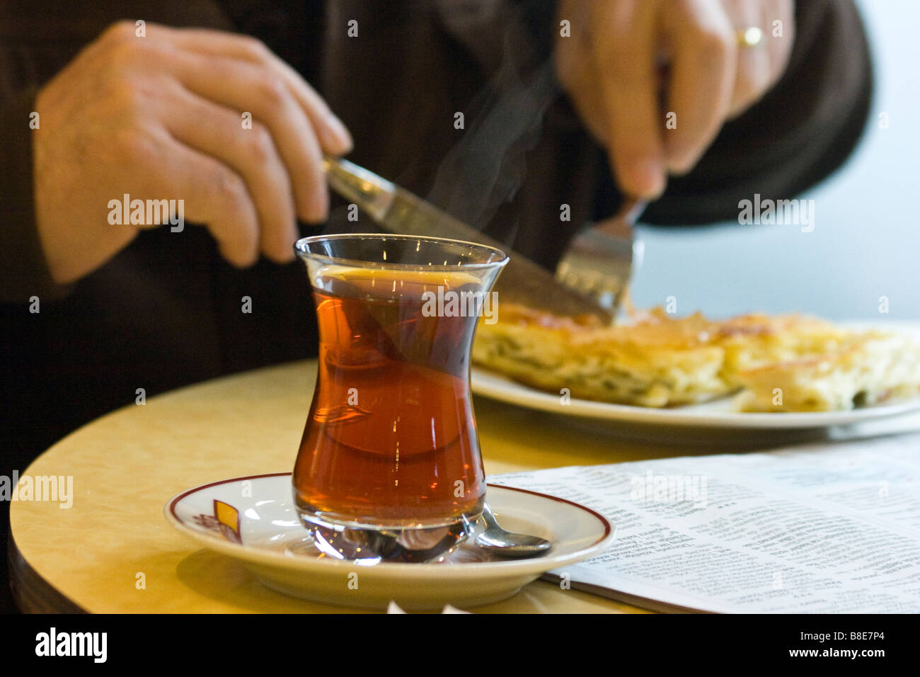 Bere il tè e mangiare Borek in un Teashop in Istanbul Turchia Foto Stock