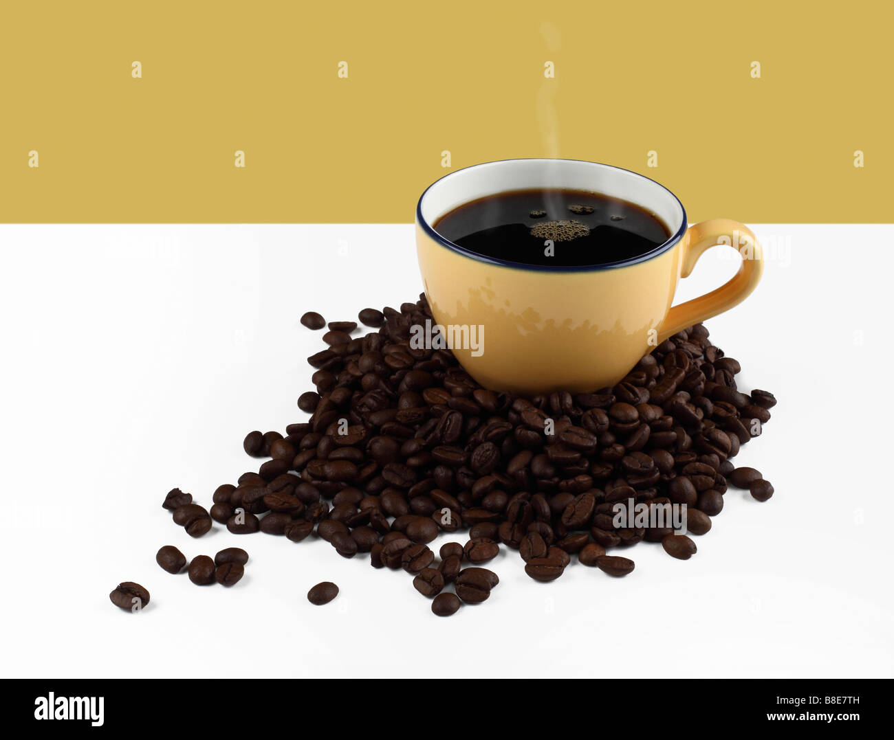 Tazza calda di caffè organico sul caffè in grani Foto Stock