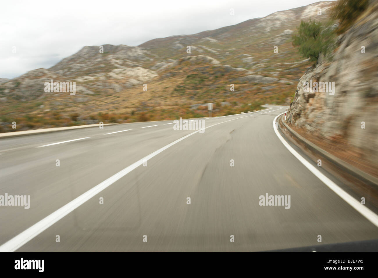 Aprire su strada a velocità in campagna Foto Stock