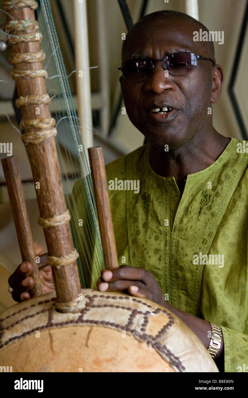 Musica tradizionale con una Kora a Keur N Deye ristorante a Dakar in Senegal Foto Stock