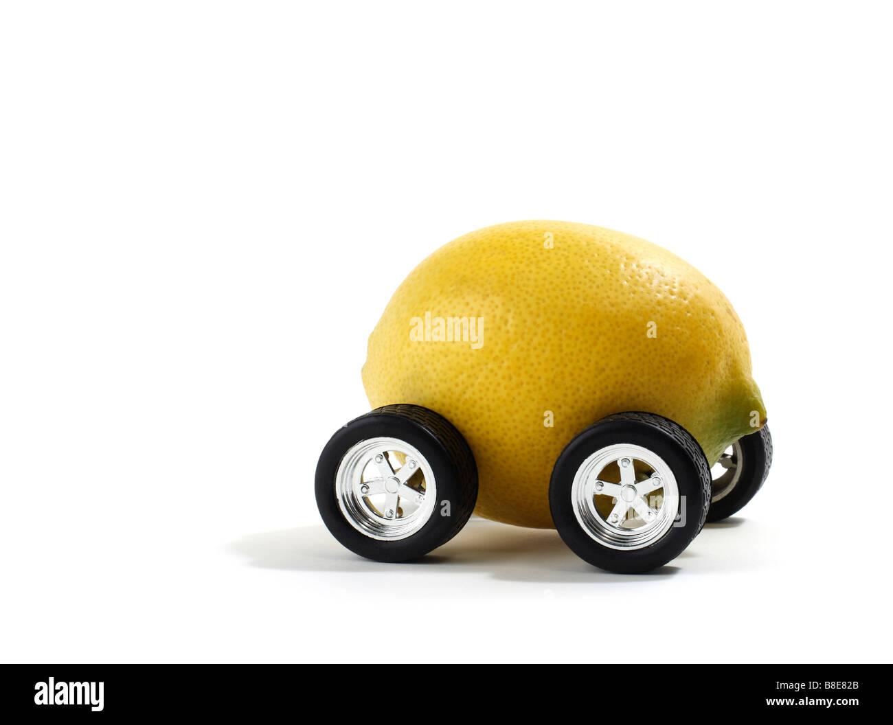 Studio shot di un limone con ruote di automobili Foto Stock