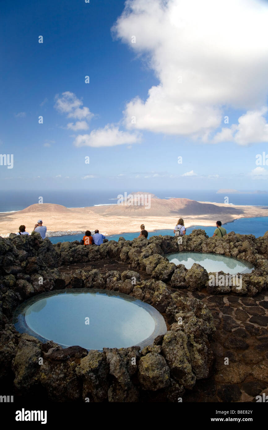 Guardando a Isla Graciosa dal tetto del Mirador del Rio Lanzarote Foto Stock