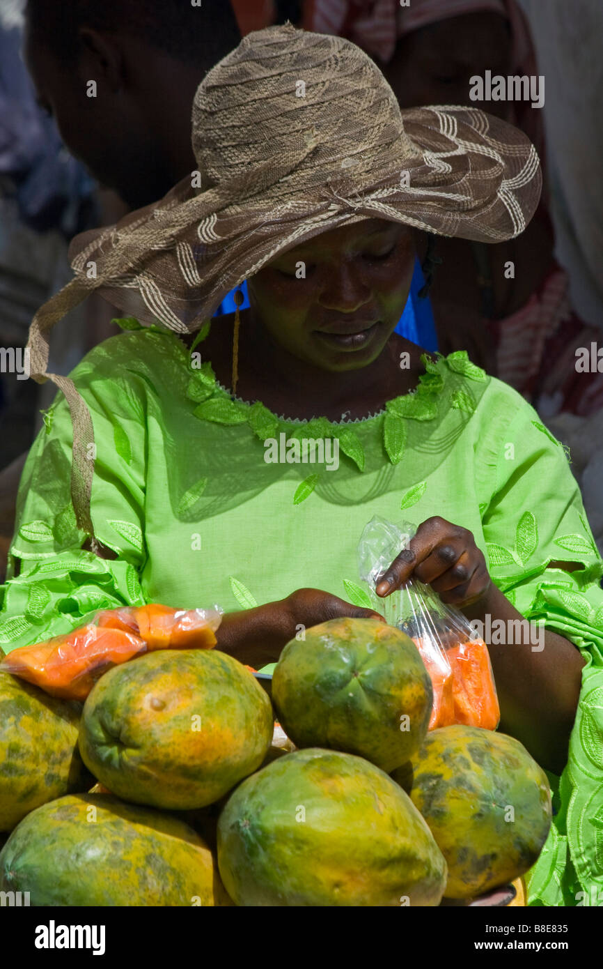 Donne senegalesi Vendita di papaia al mercato a Dakar in Senegal Foto Stock