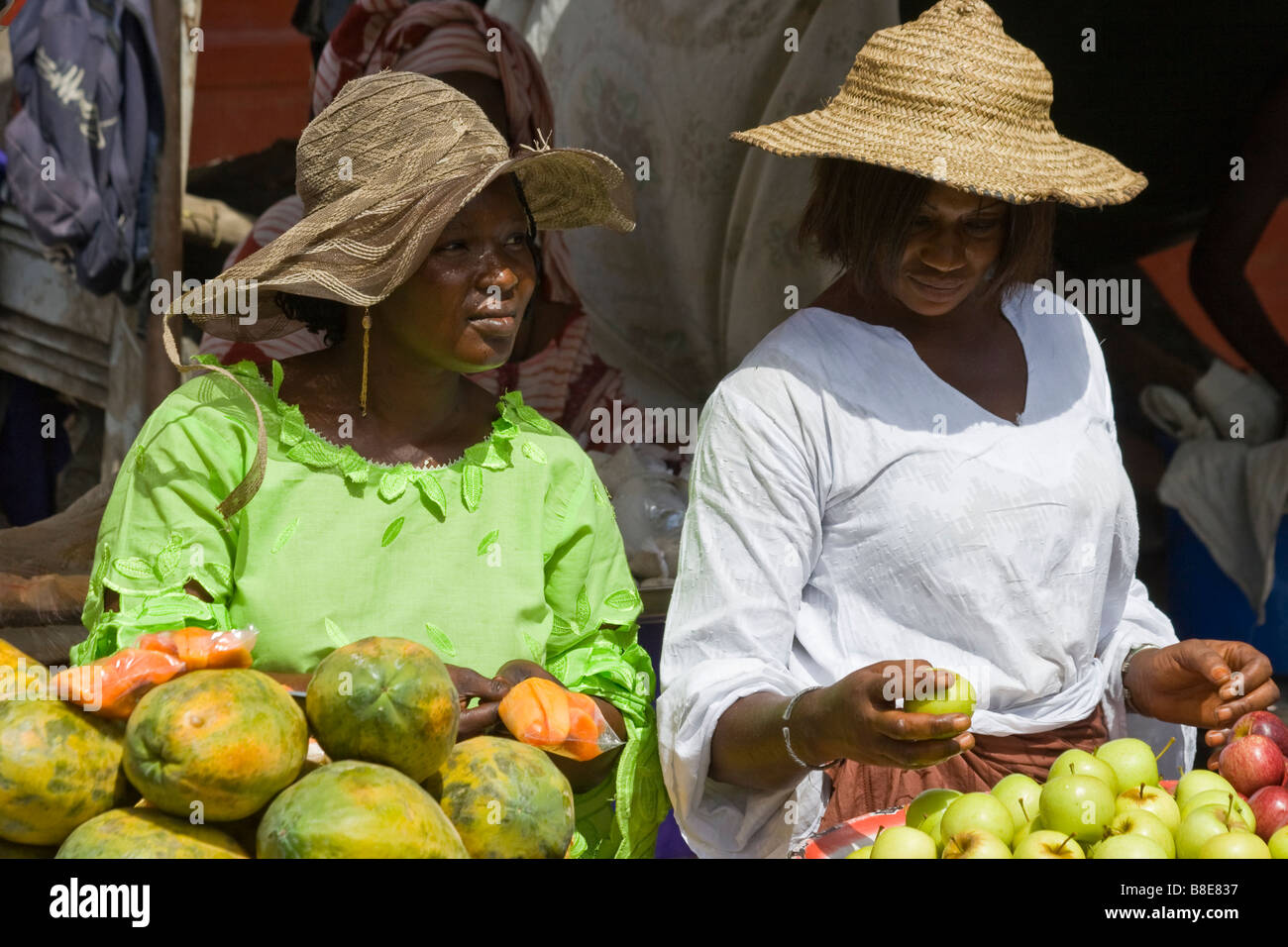 Le donne la vendita di frutta fresca al mercato in Senegal Africa occidentale Foto Stock