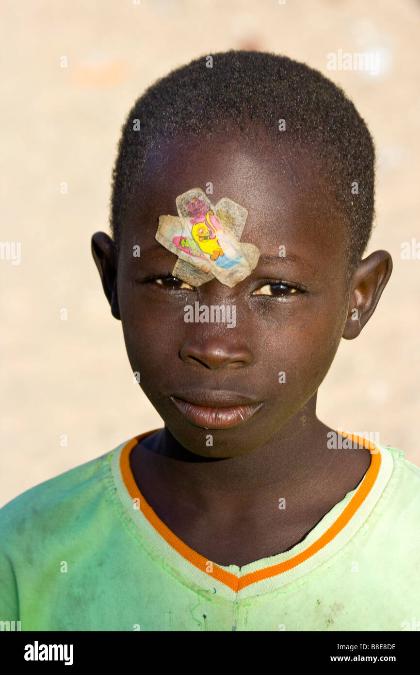 Ragazzo senegalese con Band aiutanti in St Louis in Senegal Africa occidentale Foto Stock