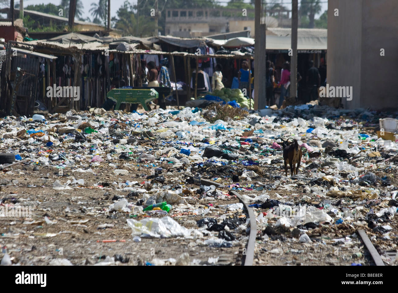 Cumuli di rifiuti nei pressi della Stazione Ferroviaria di St Louis in Senegal Africa Foto Stock