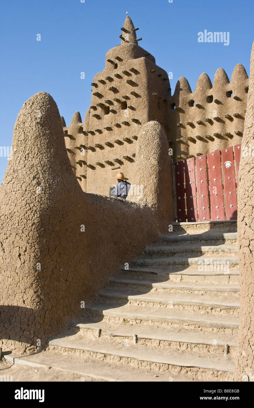 Workman presso la Grande Moschea di Djenne Mali in Africa occidentale Foto Stock