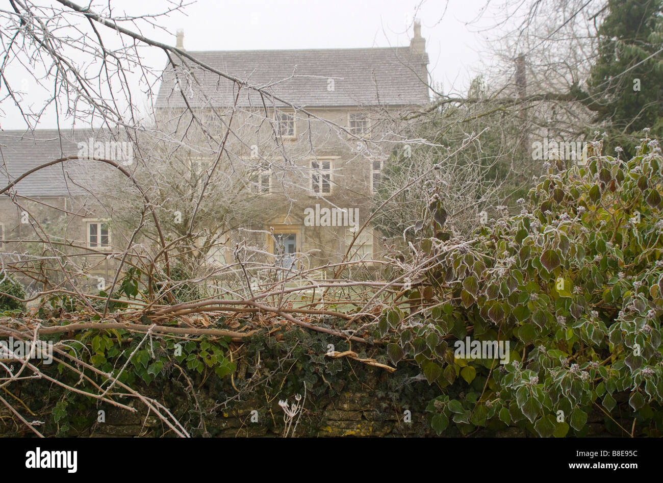 Casa a Bibury attraverso gli alberi Foto Stock