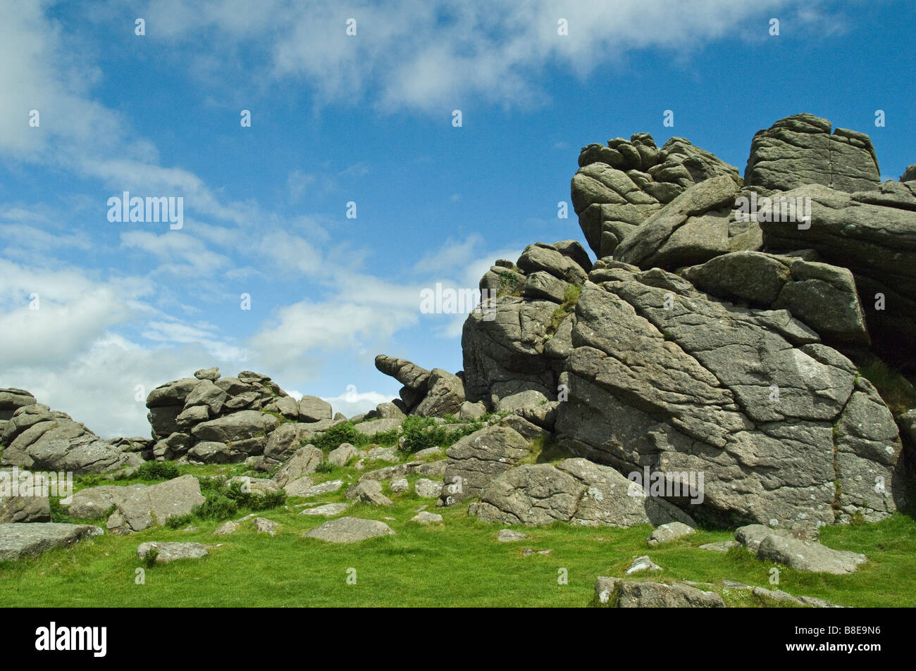 Hound Tor su Dartmoor mostrando il dito di granito Foto Stock