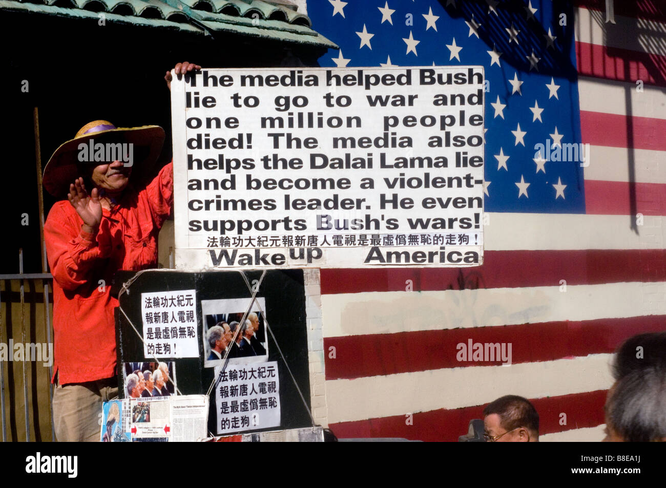 Uomo cinese a San Francisco China town protesta il presidente Bush e il Dalai Lama. Foto Stock