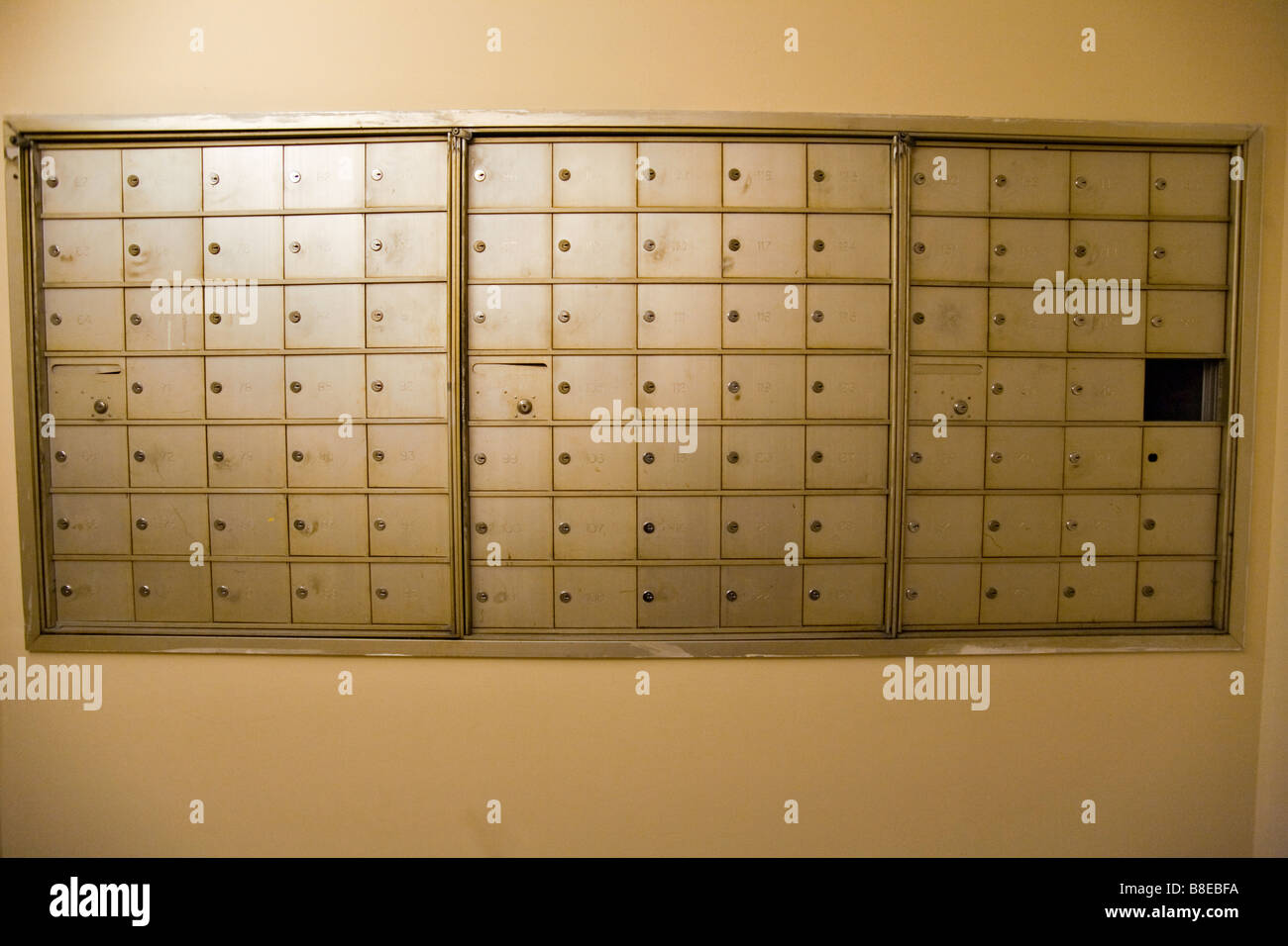 Cassette postali in un edificio di appartamenti. Foto Stock