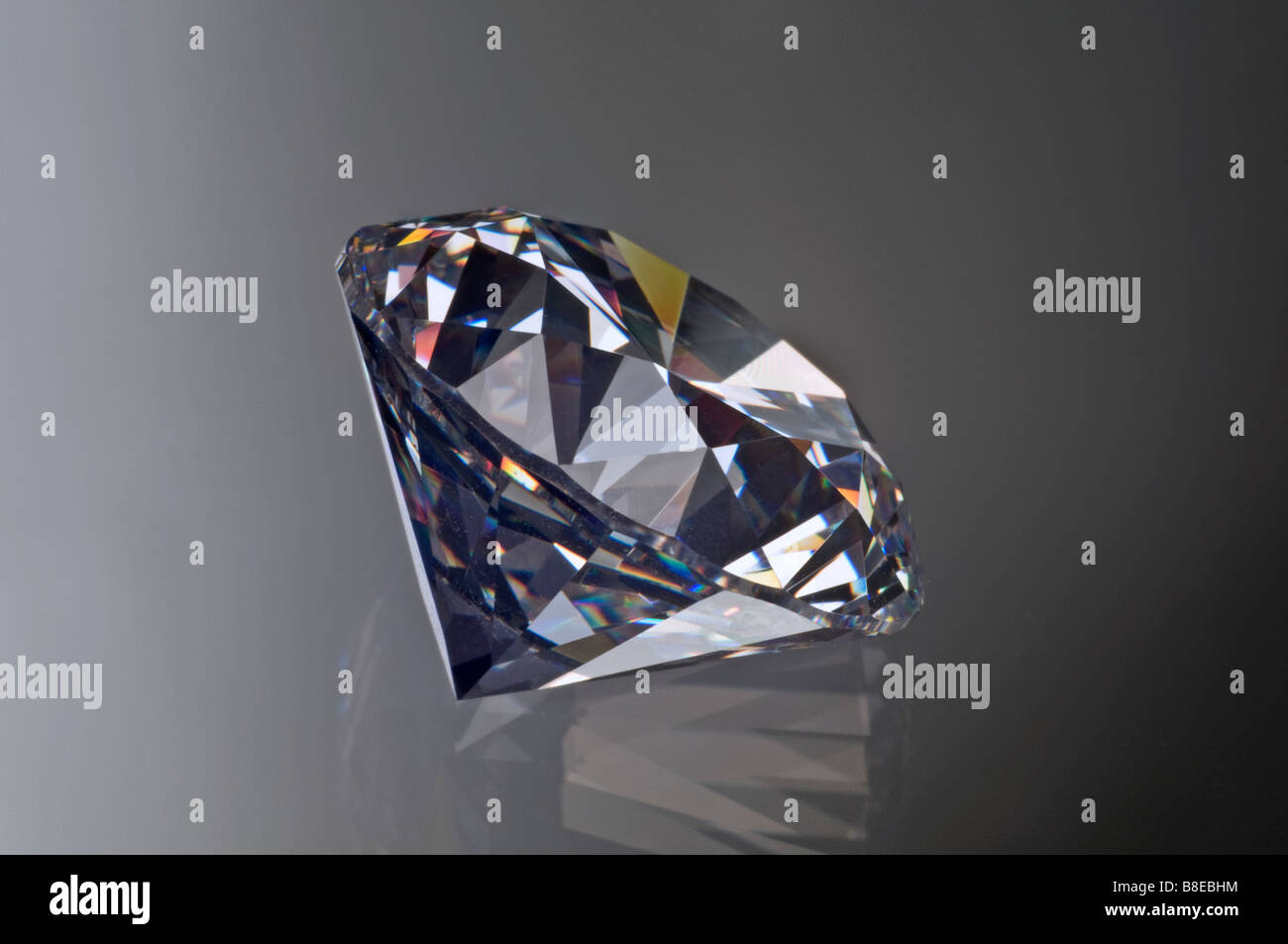 Taglio rotondo di diamante sintetico (; Cubic Zirconia) Foto Stock