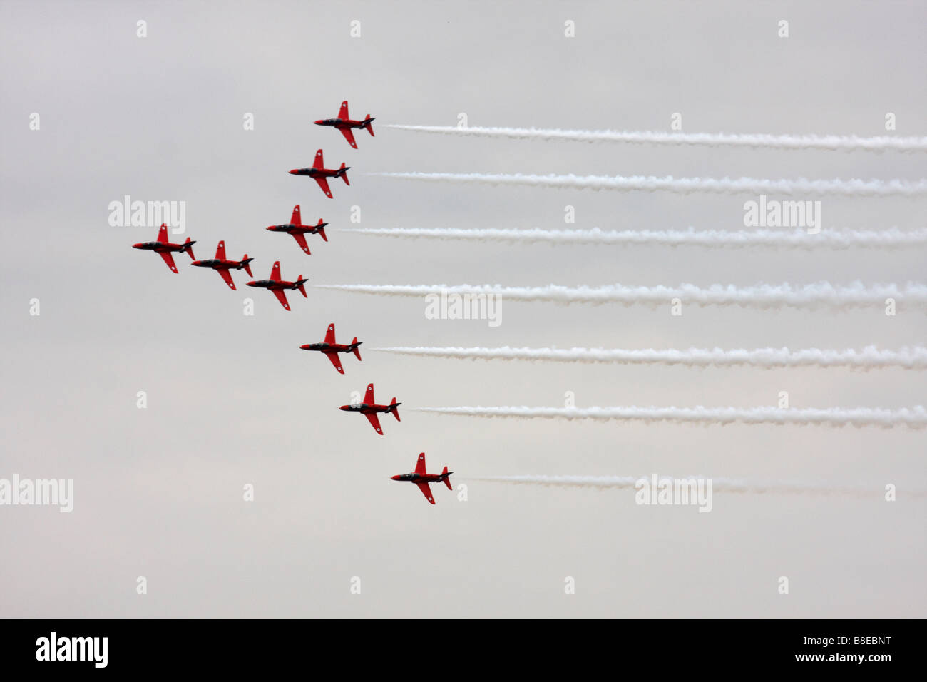 Il famoso Red display frecce team volare in formazione sulla baia di Bournemouth Dorset, Regno Unito nel mese di agosto Foto Stock