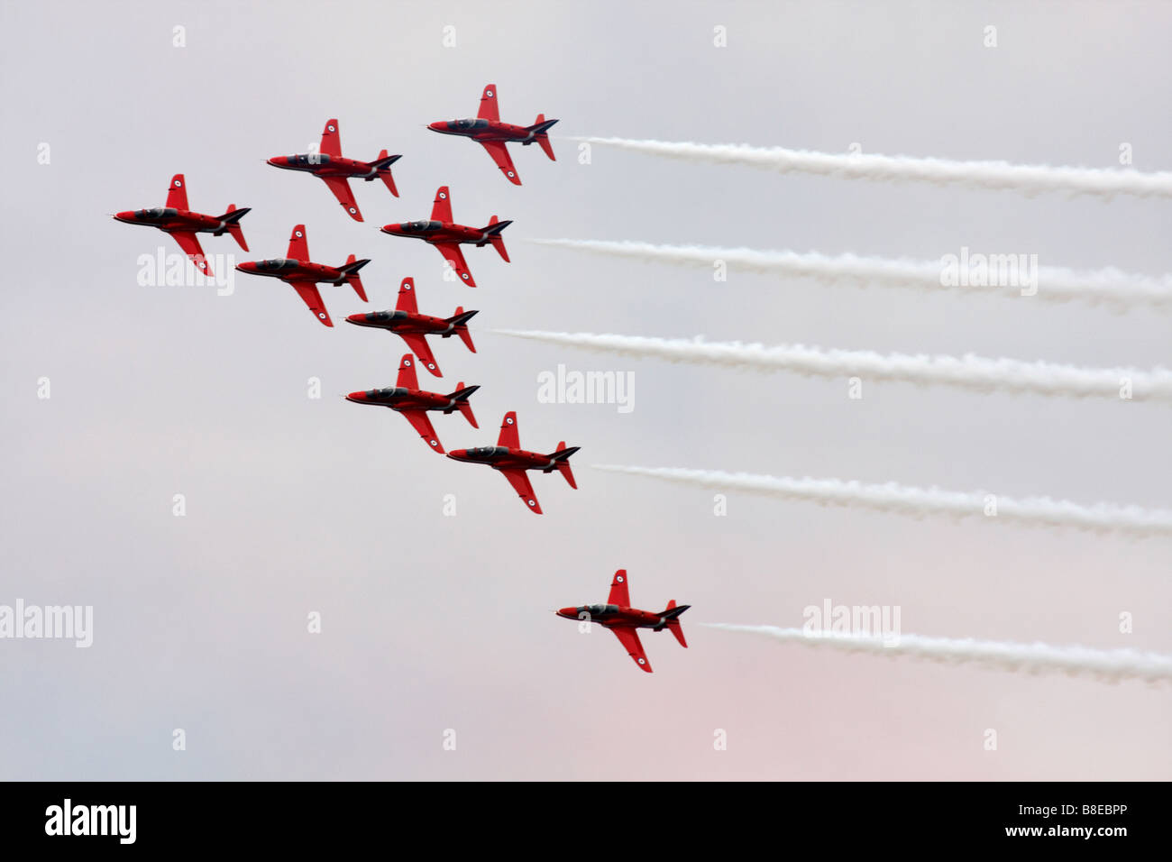Il famoso Red display frecce team volare in formazione sulla baia di Bournemouth Dorset, Regno Unito nel mese di agosto Foto Stock