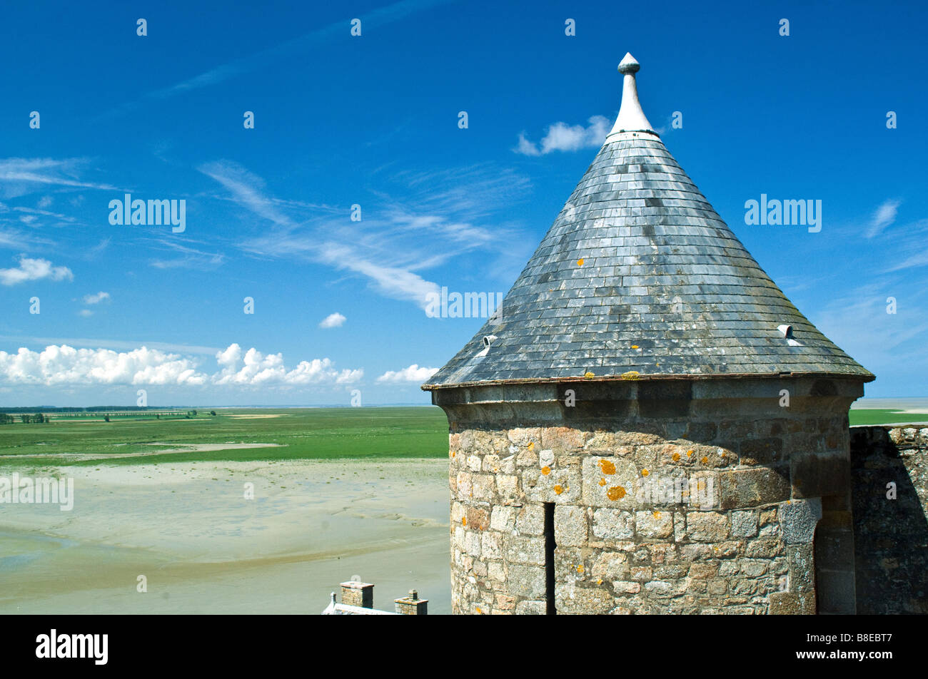 Vista attraverso le velme in Bretagna dalla sommità del Mont Saint Michel Foto Stock