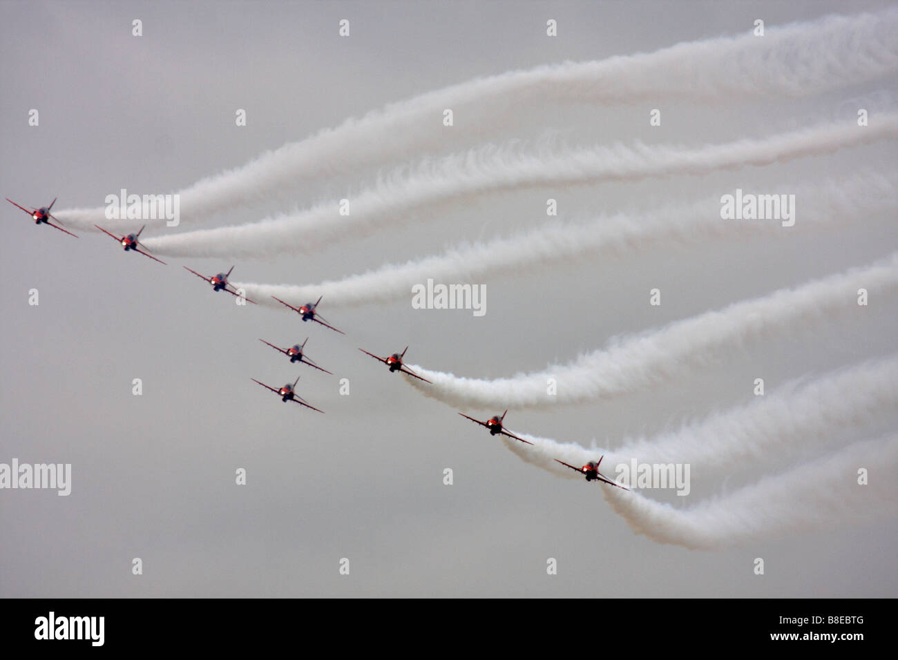 Il famoso Red display frecce team volare in formazione sulla baia di Bournemouth Dorset, Regno Unito nel mese di agosto - anteriore vista frontale Foto Stock