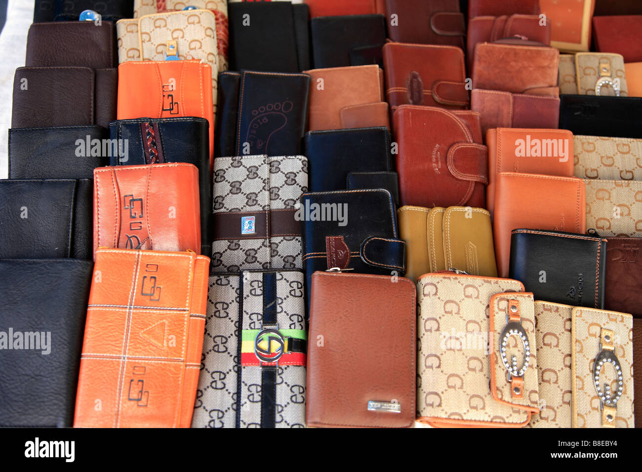 Portafogli in pelle Borsette in vendita la strada del mercato in citta Inca Maiorca Isole Baleari Mare Mediterraneo Spagna Foto stock Alamy