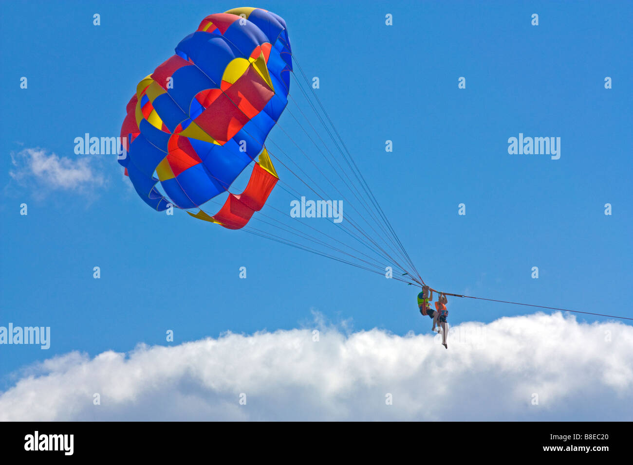 Il parasailing sopra le nuvole in Albena, Foto Stock