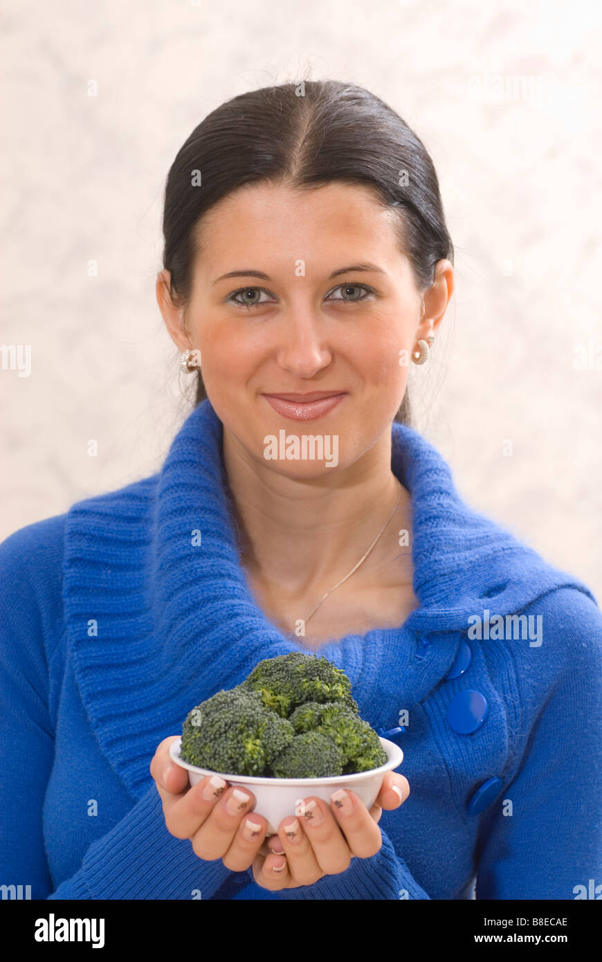 Donna che mantiene una ciotola di verdure broccoli Foto Stock