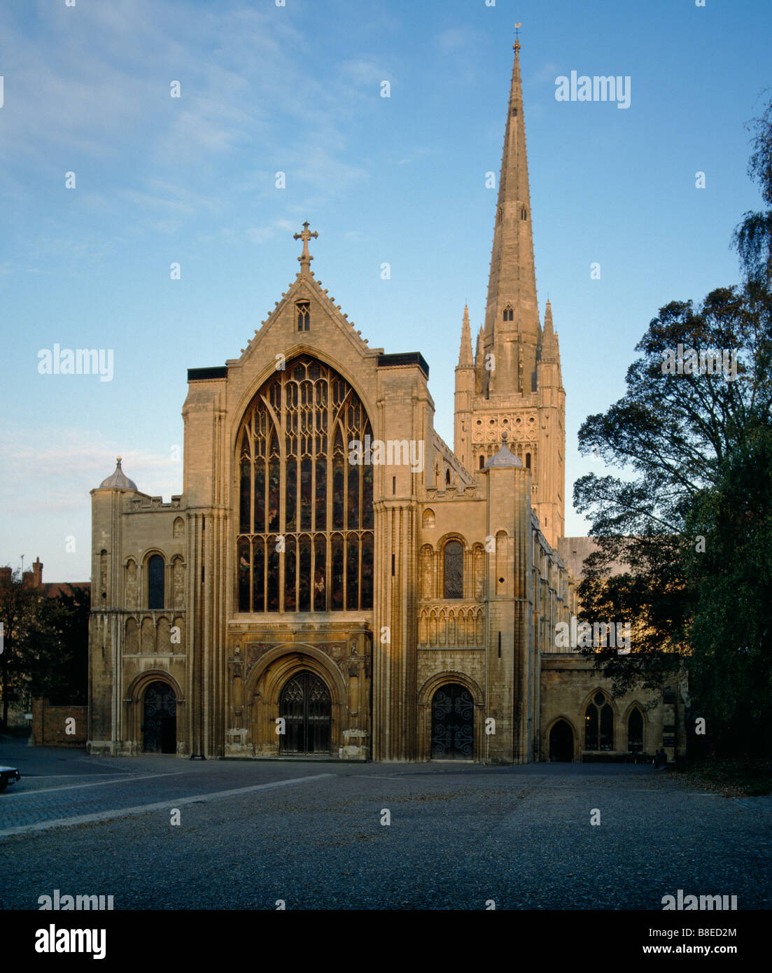 Norwich Cathedral fronte ovest nella luce della sera Foto Stock