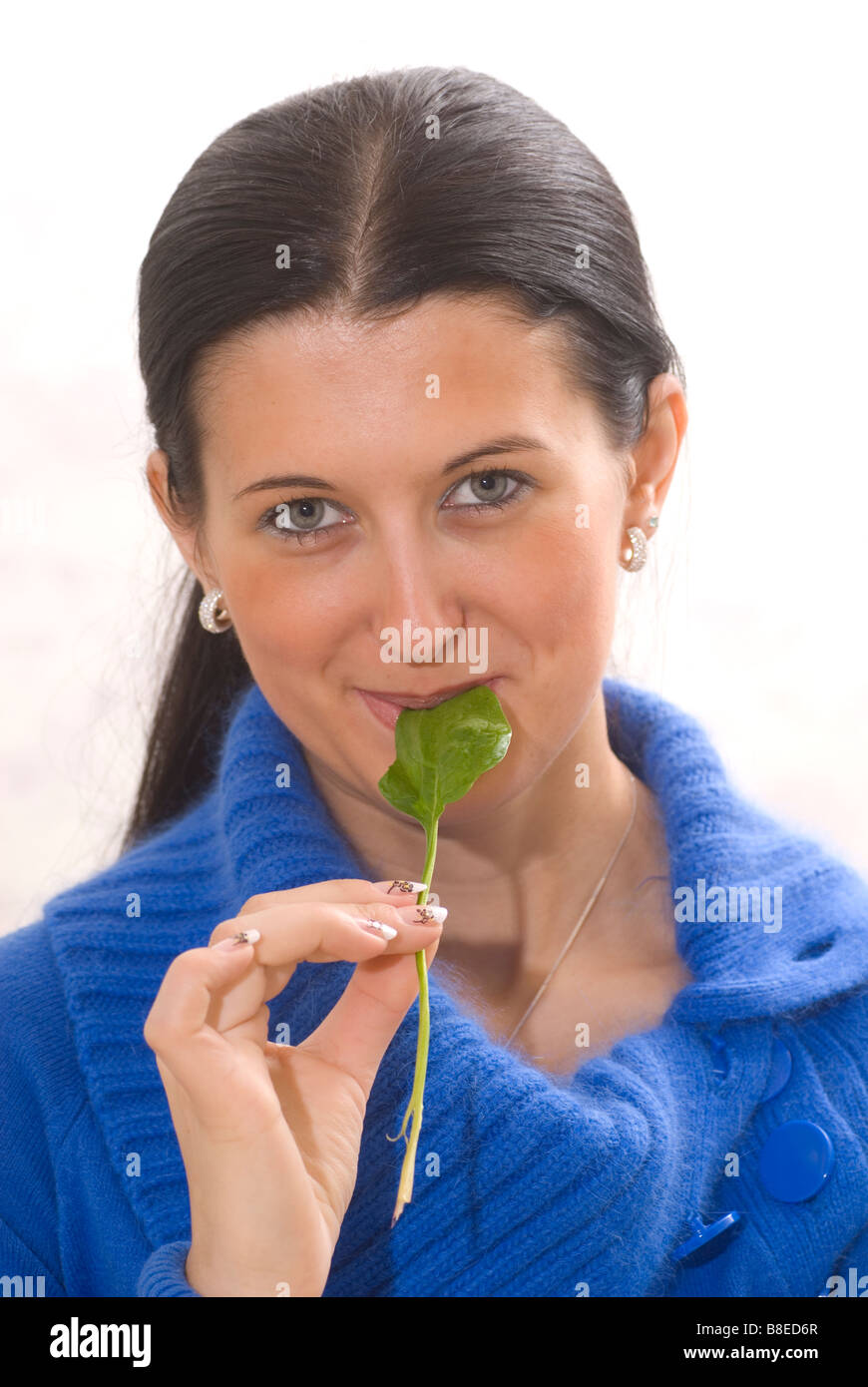 Donna di mangiare gli spinaci Foto Stock