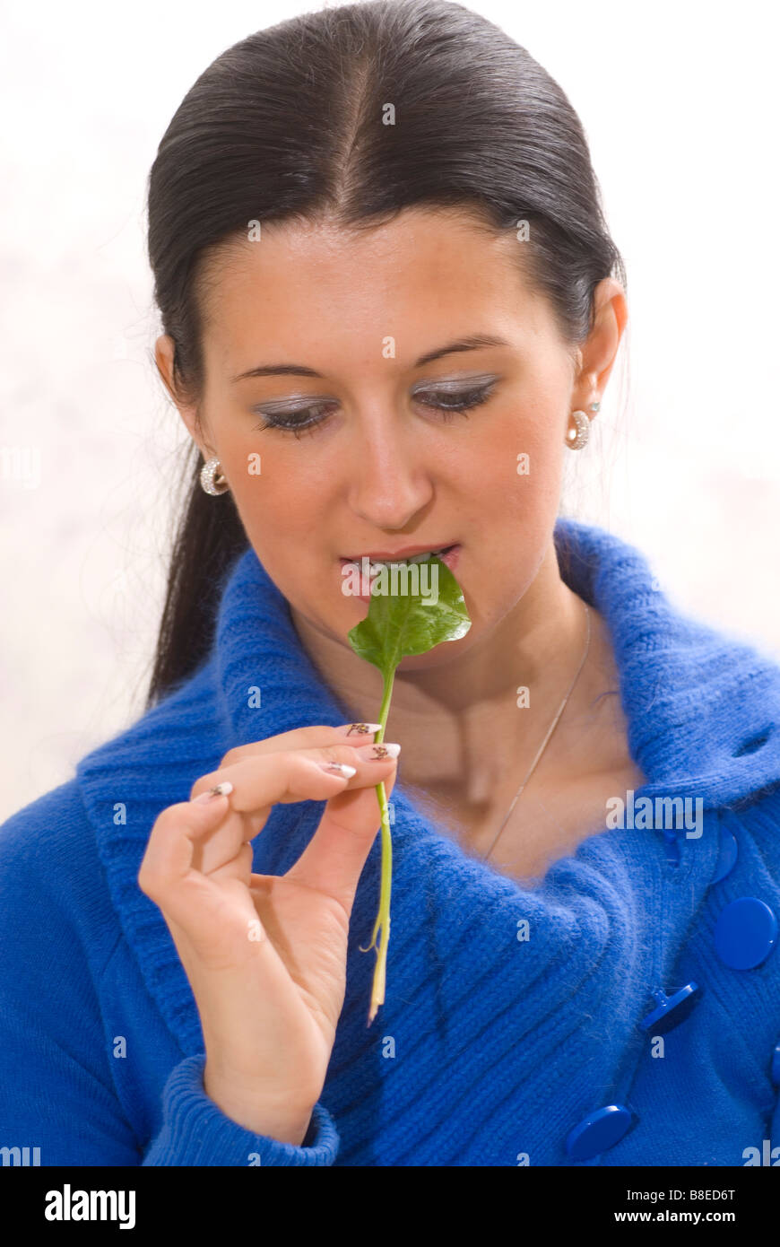Donna di mangiare gli spinaci Foto Stock