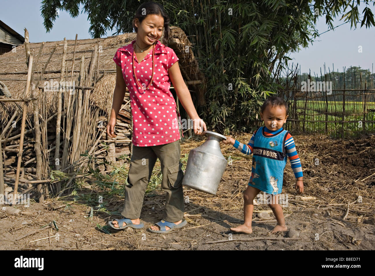 Il nepalese Tharu persone famiglia mamma e bambino visto nel villaggio Sauraha Nepal Foto Stock