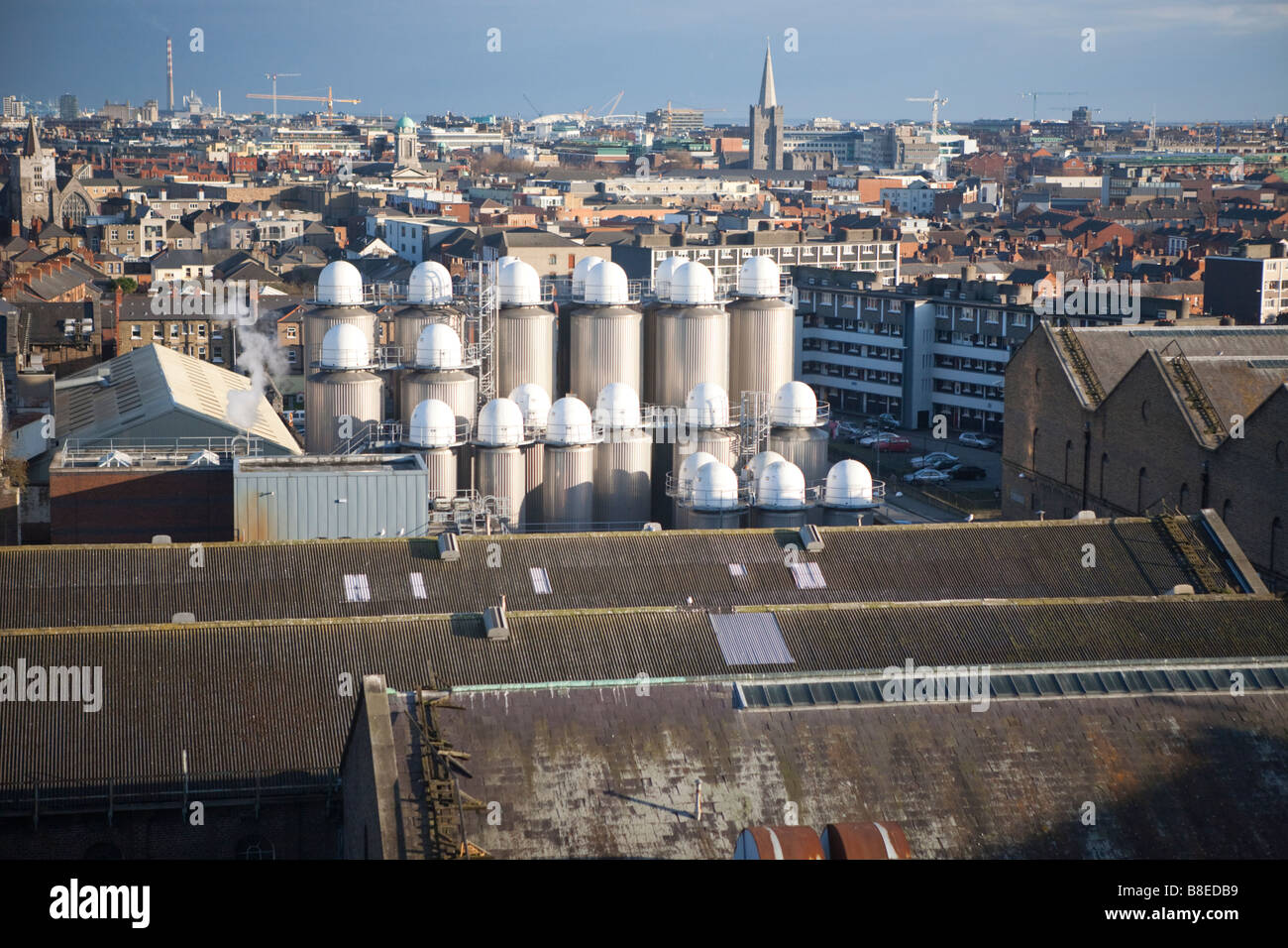Vista sullo skyline di Dublino con il colore di primo piano della birreria Guinness Foto Stock