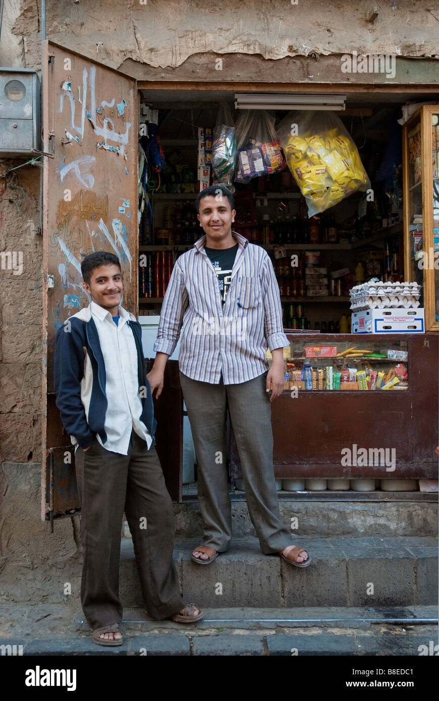 Sanaa città yemen street uomini sorridenti persone shop Foto Stock