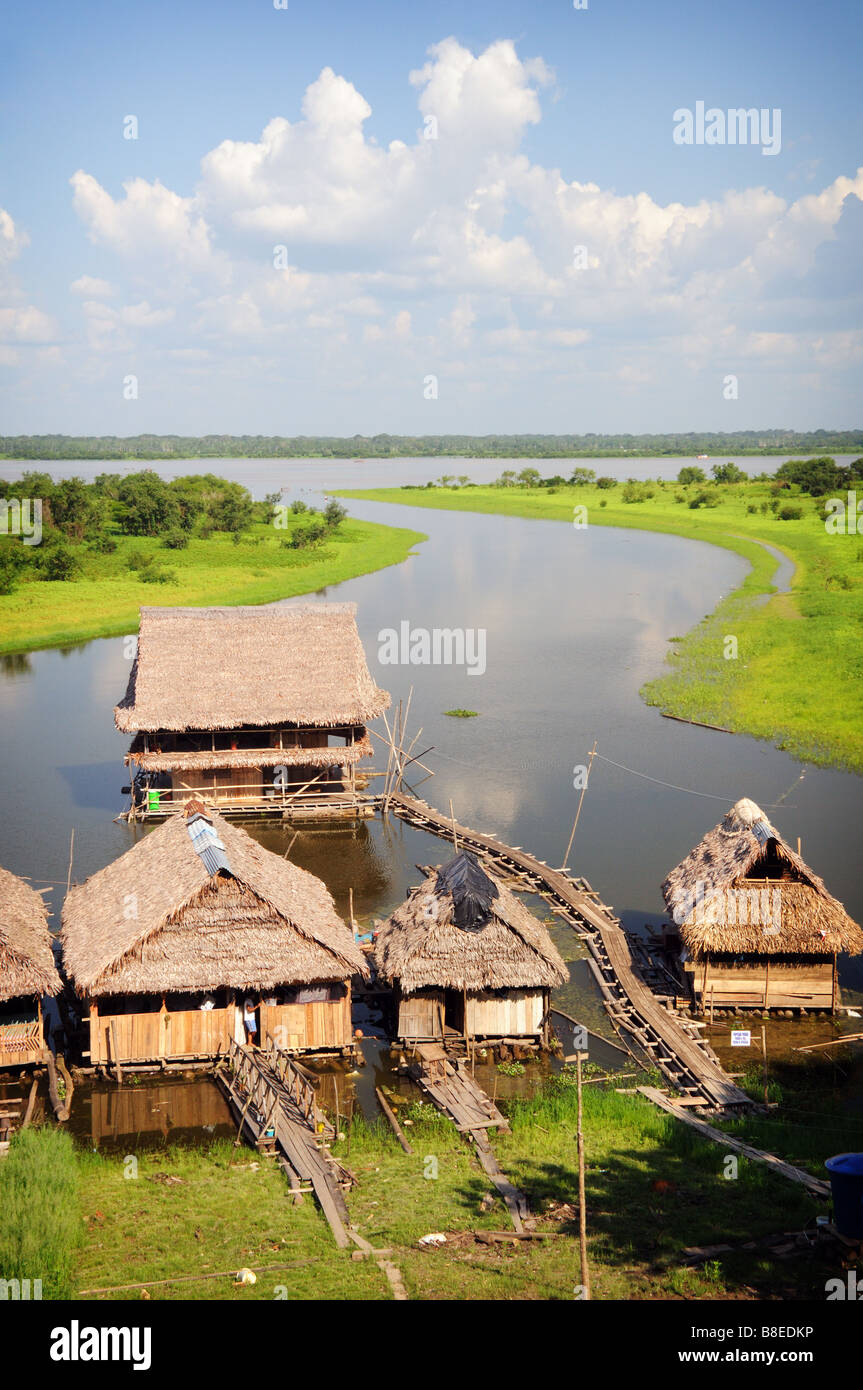 Le case galleggianti sul fiume Rio delle Amazzoni a Iquitos, Perù. Foto Stock