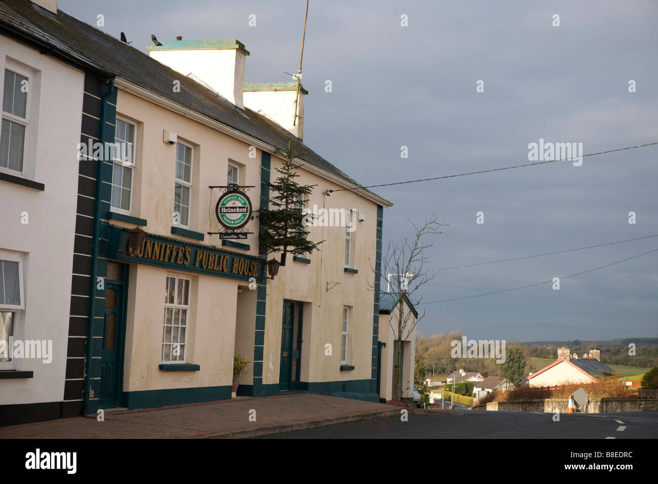 Pub e street nella contea di Cloone Leitrim, Irlanda Foto Stock