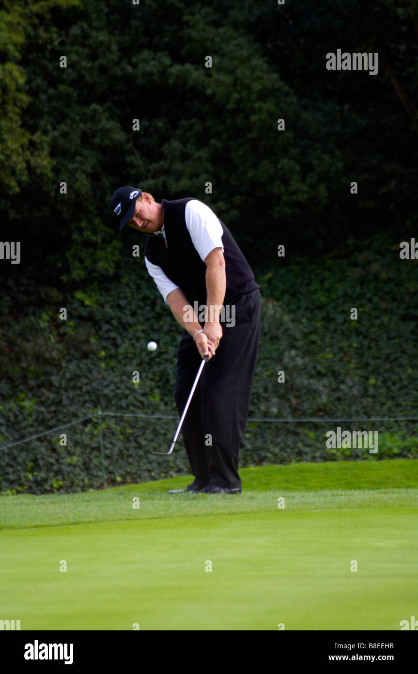 Ernie Els scheggiatura sul verde durante la pratica rotonda di Northern Trust Open. Foto Stock