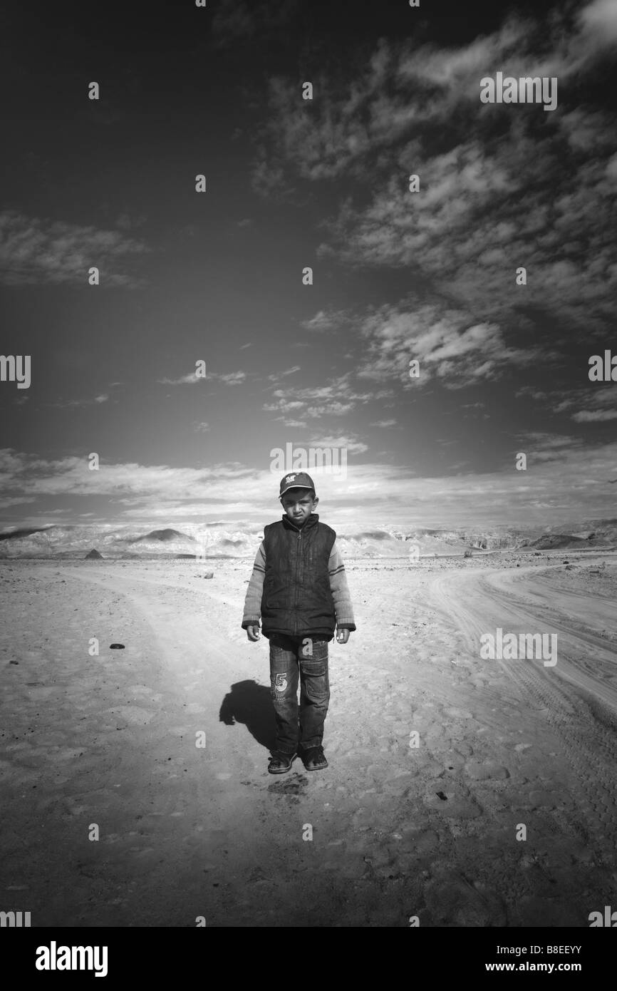 In bianco e nero di un ragazzo beduino in un paesaggio in Egitto Foto Stock