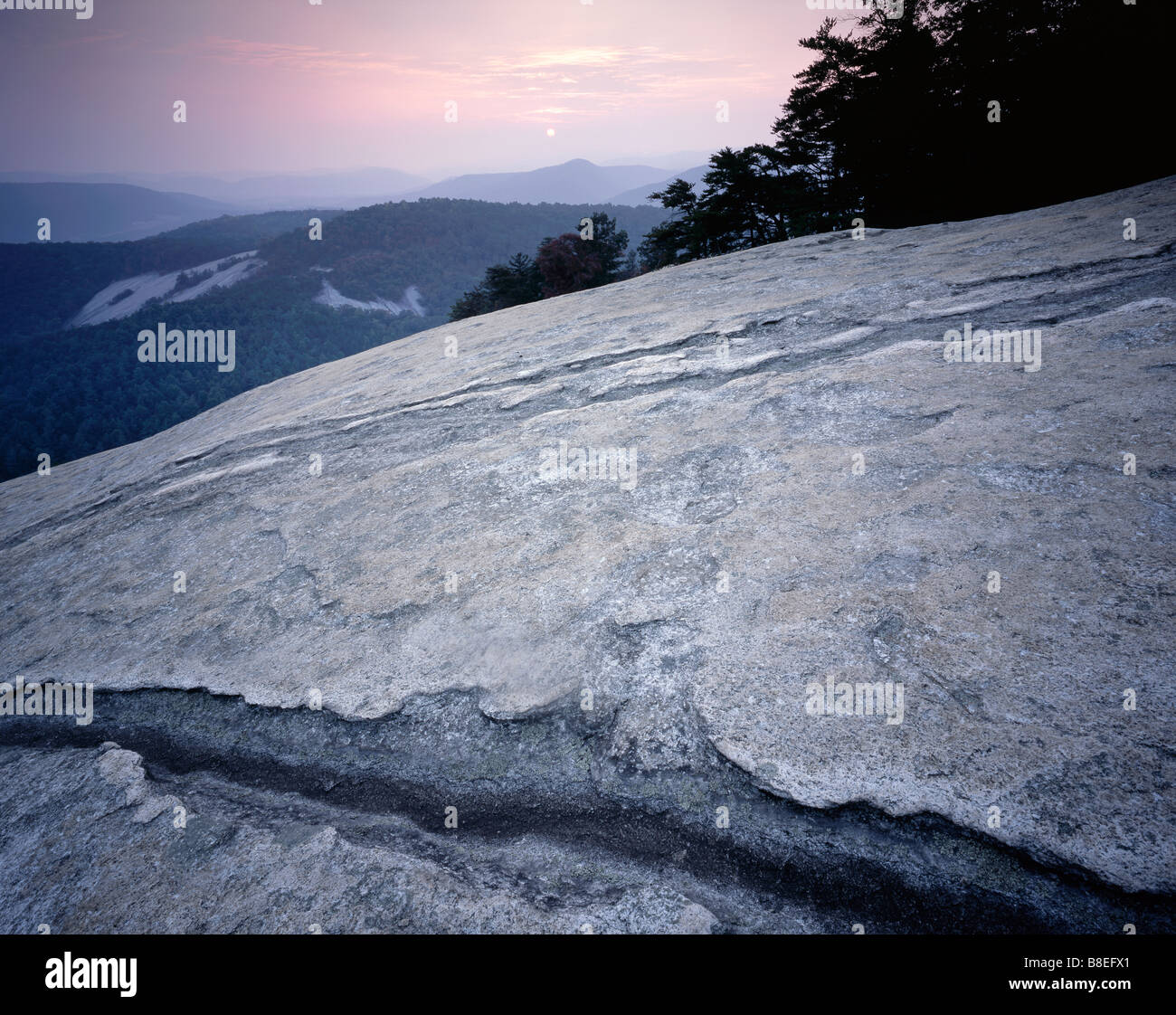 CAROLINA DEL NORD - granito esposta vicino alla cima della montagna di pietra in Stone Mountain State Park. Foto Stock