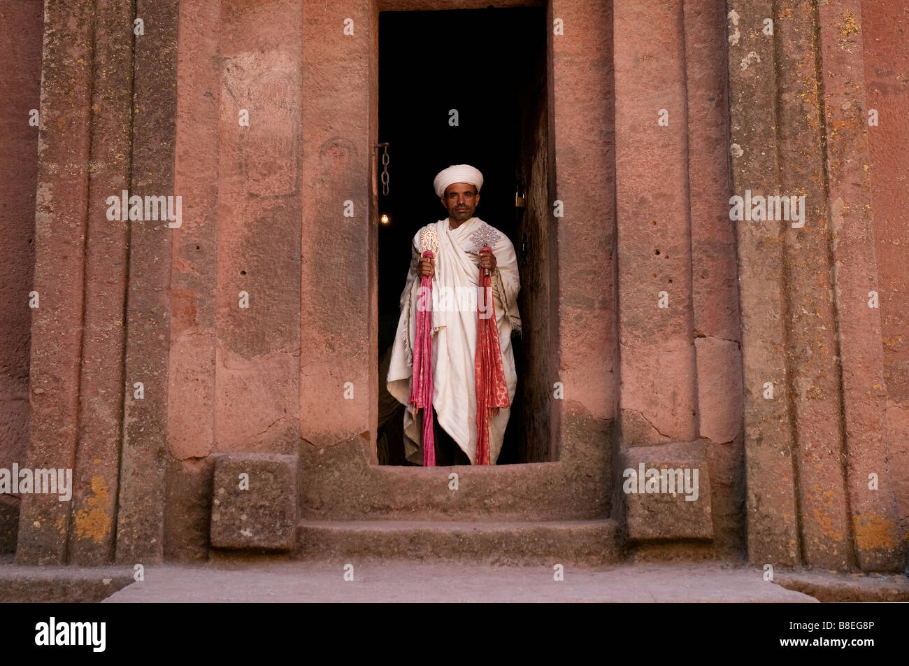 Sacerdote croce copta scavato nella roccia chiesa lalibella Etiopia africa Foto Stock