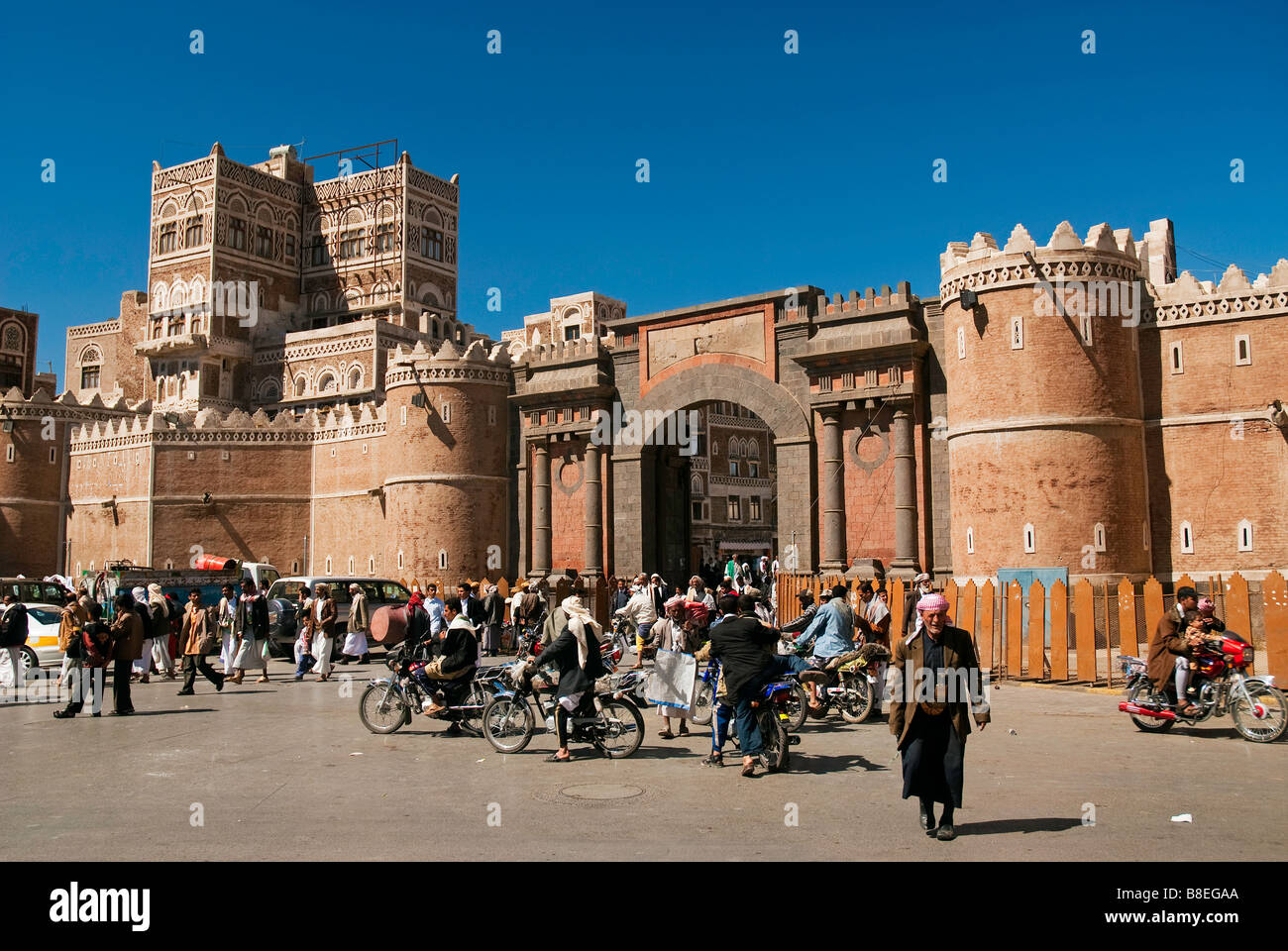 Sanaa città yemen street scene architettura tradizionale Foto Stock