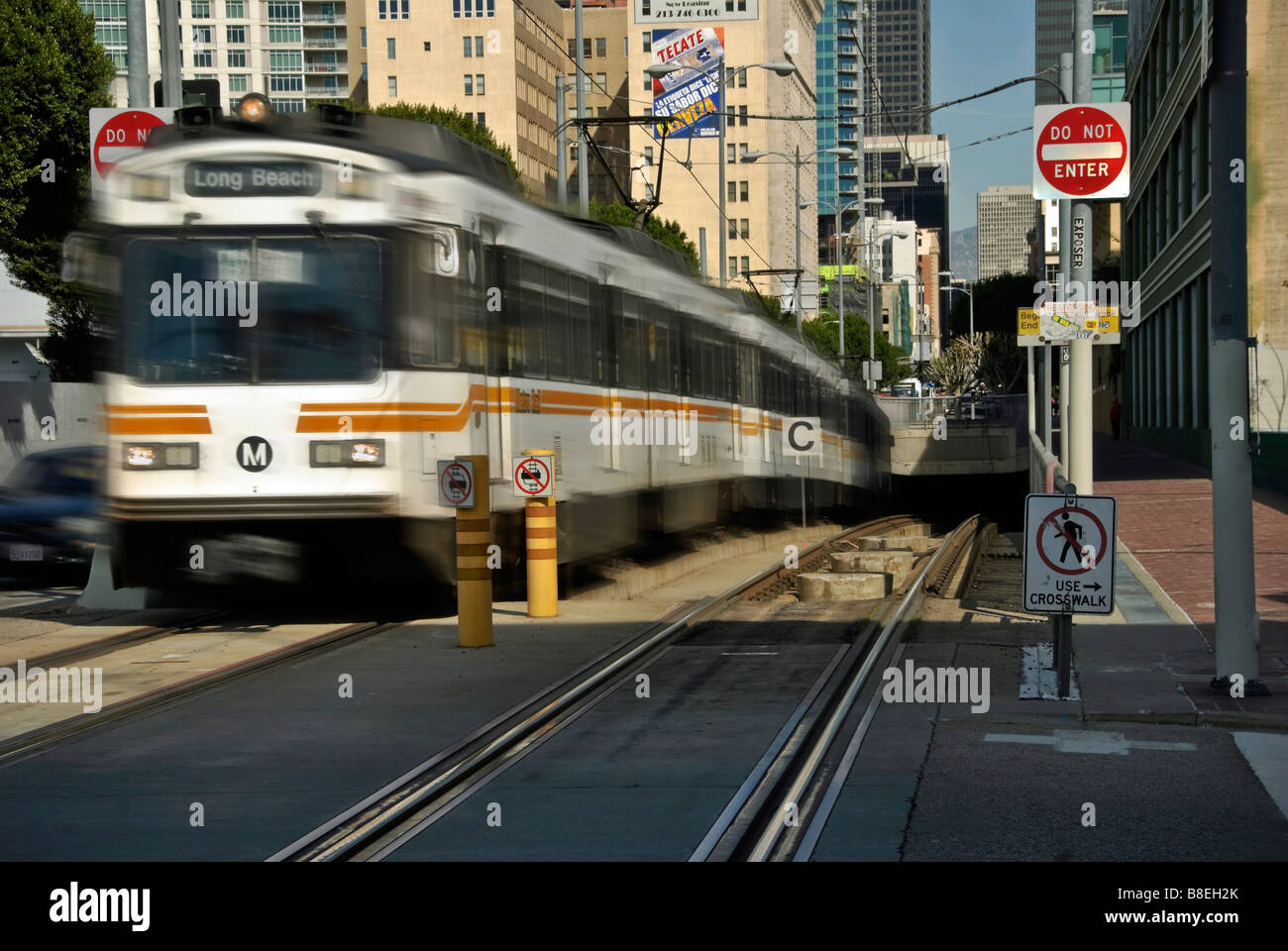 Metropolitana linea blu downtown Los Angeles CA light rail alla lunga spiaggia ca proveniente al di fuori del tunnel sotterraneo in movimento Foto Stock