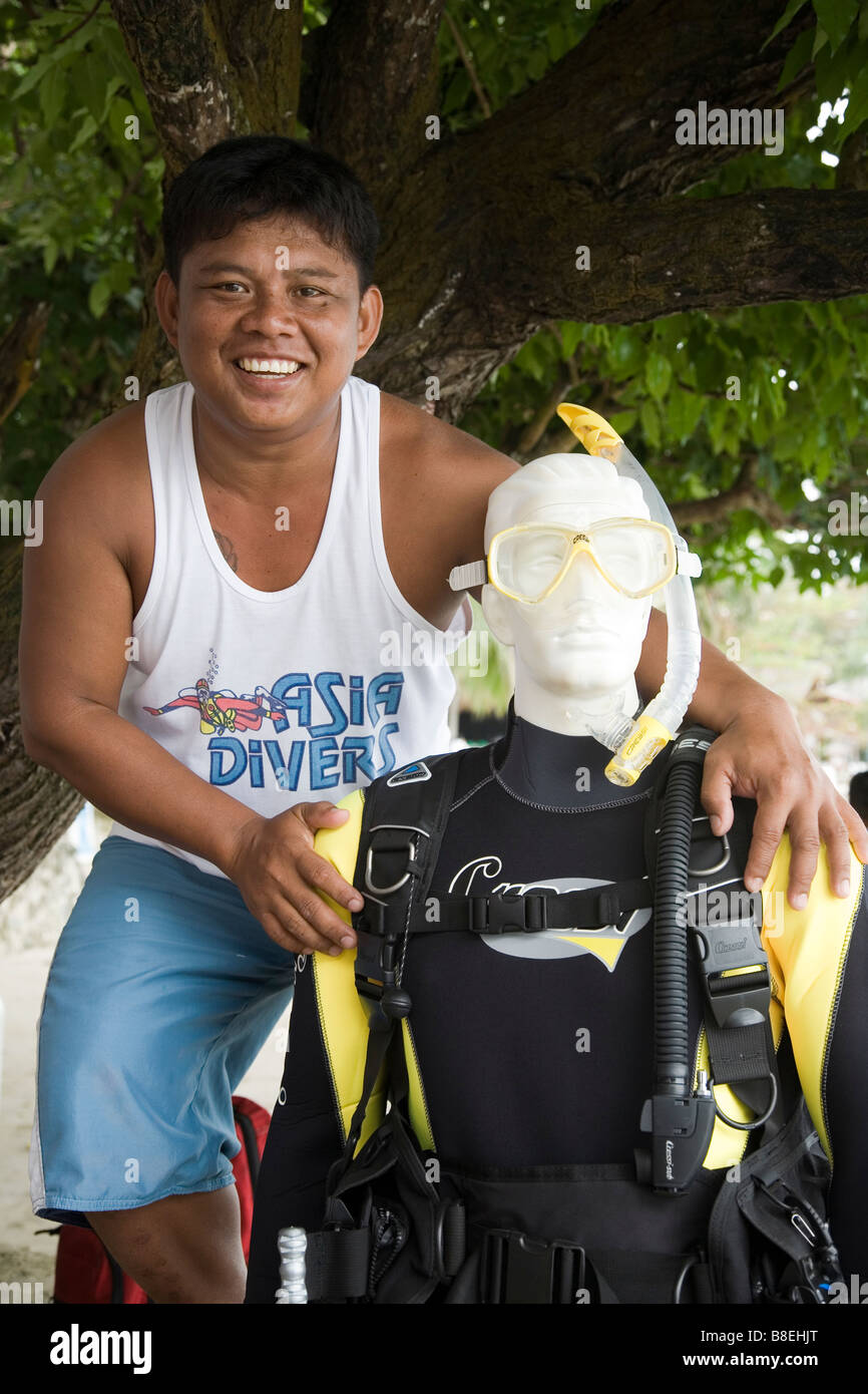 Manakin con attrezzatura per immersioni e muta, con istruttore subacqueo presso un dive resort di Puerto Galera, Filippine. Foto Stock