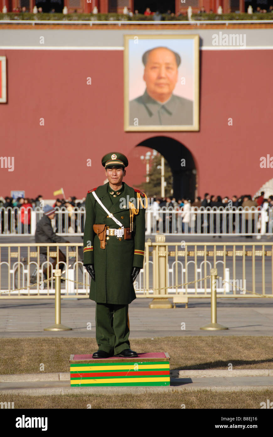 Un rosso Cinese soldato dell'esercito permanente per l'attenzione in piazza Tiananmen Foto Stock