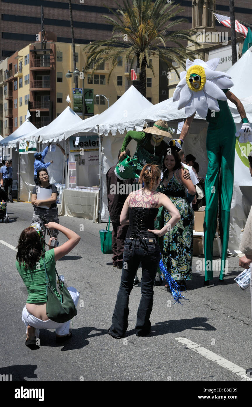 Straordinario gruppo di trampolieri abbagliare i visitatori al giorno di terra di Los Angeles Foto Stock