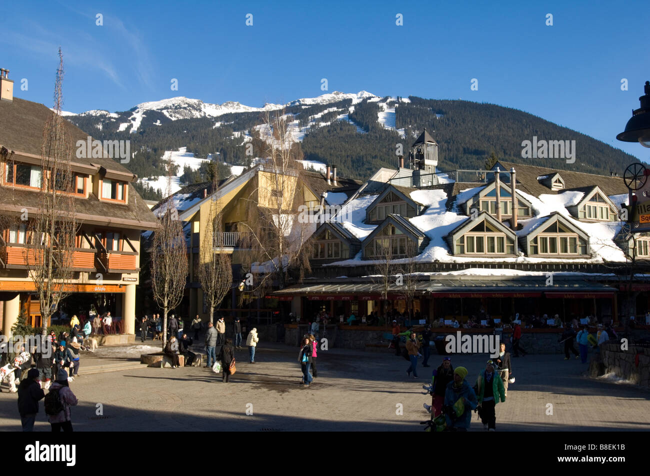 Il villaggio di Whistler memorizza su una soleggiata giornata di primavera. Whistler BC Canada Foto Stock