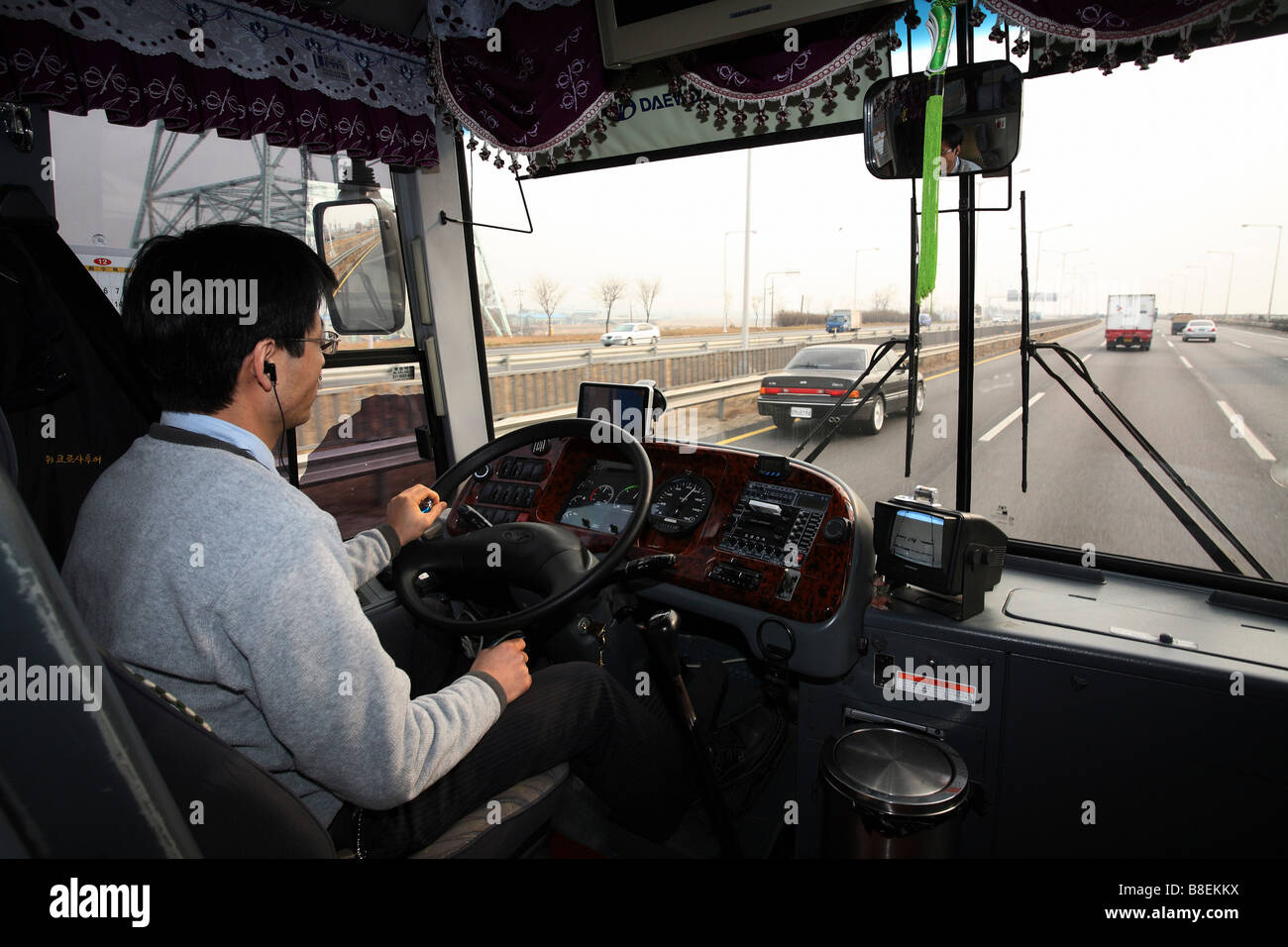 Autista di autobus nel suo bus, Seoul, Corea del Sud Foto Stock