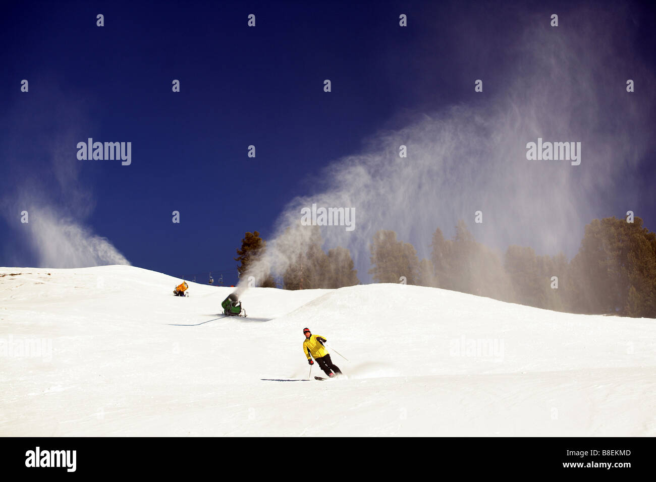 Essendo la neve soffiata fuori di cannoni da neve che, Tirolo, Austria Foto Stock