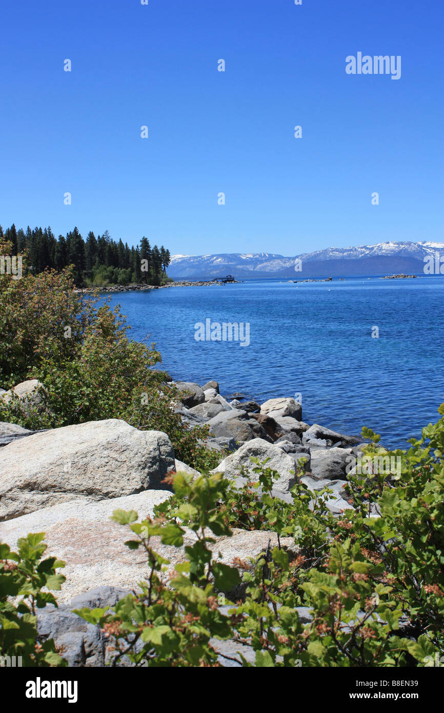 Massi liscio sulle rive del lago di Tahoe con montagna in background, Sand Harbor, Lake Tahoe, CALIFORNIA, STATI UNITI D'AMERICA Foto Stock